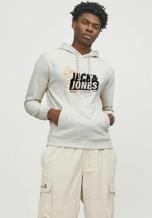 Helle graue Kapuzenjacke mit einem Frontgrafik, die "JACK & JONES" in Schwarz und Orange zeigt. Material: weicher, glatter Stoff; verstellbare Kapuze mit Kordelzug.