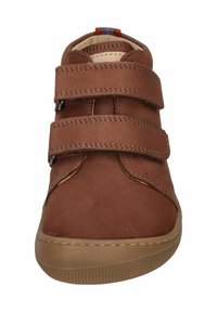 Braune Wildleder-Hochschuhe mit zwei Klettverschlussriemen und einer beigen Gummisohle. Verfügt über gestickte Details und einen farbenfrohen Stoffakzent an der Ferse.