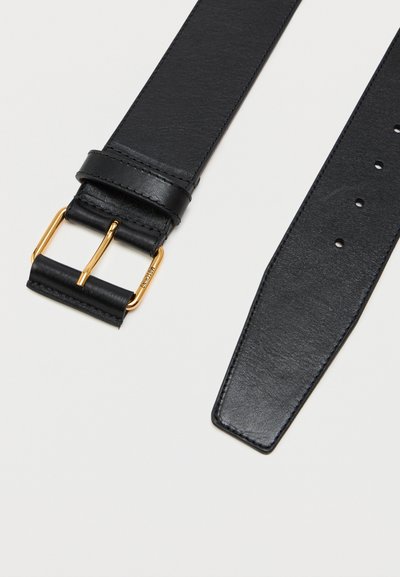 Μαύρη δερμάτινη ζώνη με λεία υφή, εφοδιασμένη με μεταλλικό χρυσό κούμπωμα και αρκετές τρύπες ρύθμισης κατά μήκος της.