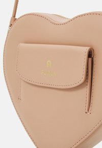 Furla CAMELIA HEART MINI CROSSBODY - Torba preko tijela - cameo