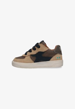 Tan en bruine suède sneakers met marineblauwe accenten, zwarte veters en een contrasterende lichte zool. Heeft een logo op de tong en twee teal stippen op de achterkant.