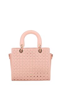 Roze handtas met ronde en driehoekige uitsnijdingen, afgeronde handvatten met gouden ringen en een klein merkteken in het midden aan de voorkant.