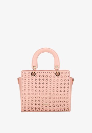 Borsa rosa con motivi a fori circolari e triangolari, manici arrotondati con anelli dorati e piccola placca del marchio al centro anteriore.
