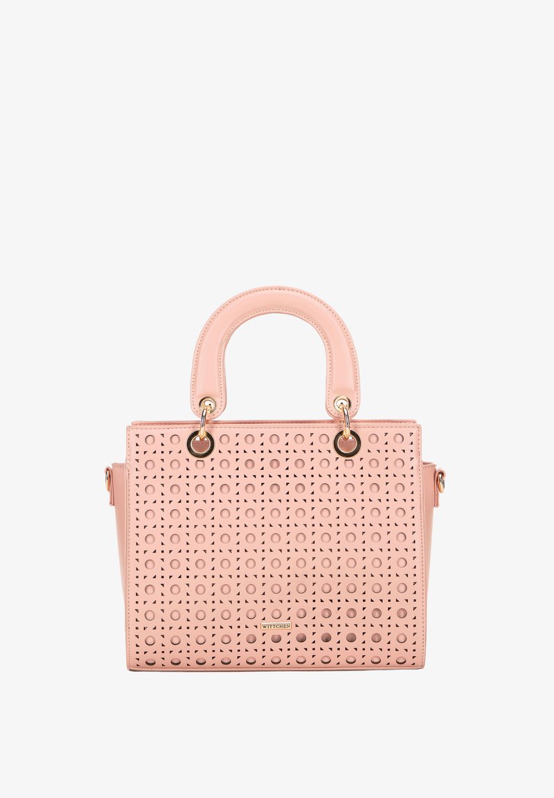 Borsa rosa con motivi a fori circolari e triangolari, manici arrotondati con anelli dorati e piccola placca del marchio al centro anteriore.