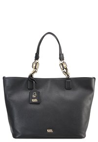 Svart läder tote väska med texturerad yta, detaljer i guldton, dubbla handtag upptill och en rektangulär etikett med en logotyp.