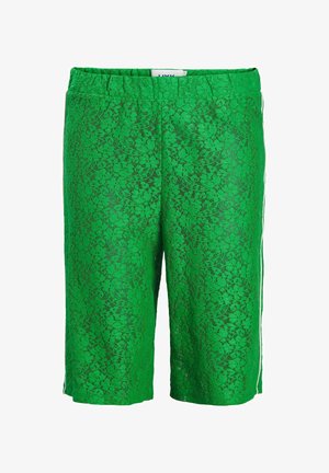 Žalios nėrinių šortai su gėlių raštu, elastinga juostos juosta ir šoninėmis juostelėmis. Lengvas, kelio ilgio dizainas, tinkantis šiltam orui.