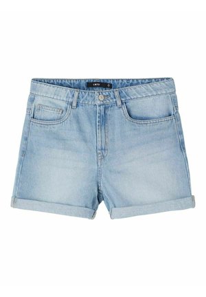 Hellblaue Jeansshorts mit umgeschlagenem Saum, die einen Knopfverschluss, zwei Vordertaschen und ein Etikett am Bund aufweisen.