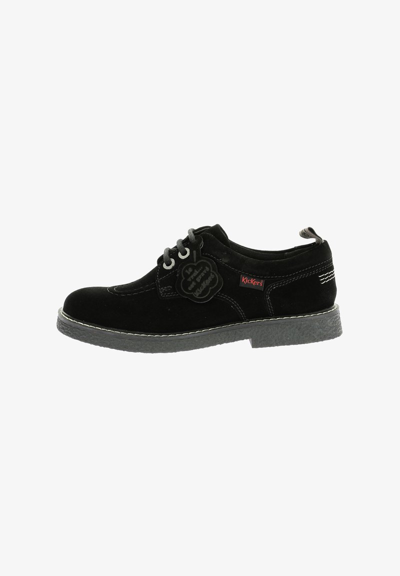 Chaussure en suede noir avec semelle en caoutchouc gris, bout rond, design à lacets, coutures contrastées et étiquette avec la marque "Kickers".