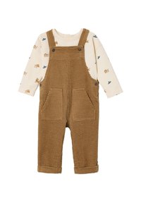 Braune Corduroy-Latzhose mit zwei Fronttaschen, verstellbaren Trägern und einem cremefarbenen Langarmshirt mit Tiermotiven und blauen Akzenten.