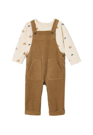 Braune Corduroy-Latzhose mit zwei Fronttaschen, verstellbaren Trägern und einem cremefarbenen Langarmshirt mit Tiermotiven und blauen Akzenten.