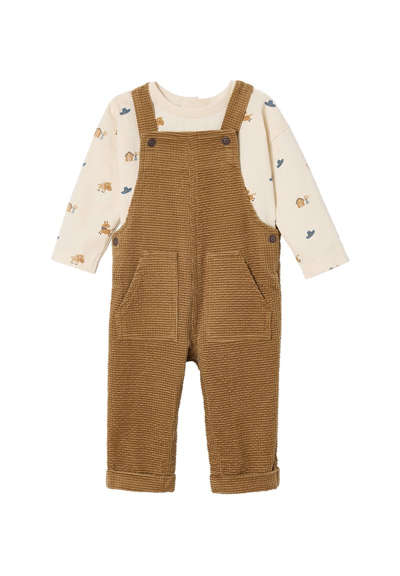 Braune Corduroy-Latzhose mit zwei Fronttaschen, verstellbaren Trägern und einem cremefarbenen Langarmshirt mit Tiermotiven und blauen Akzenten.