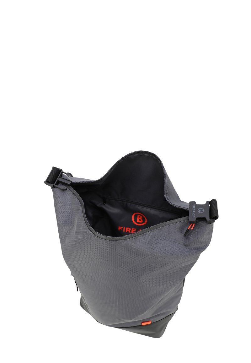 Grau wasserdichte Tasche mit einer strukturierten Oberfläche, offener Oberseite und schwarzem Innenraum. Verfügt über ein rotes Logo und einen verstellbaren Riemen mit Schnalle.