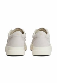Sneaker in suede grigio chiaro con punta arrotondata, suola in gomma bianca e design minimalista. Dettagli di cucitura evidenti sul tallone e sui lati.