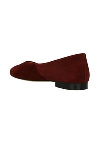 Ballerina flat rossa in suede con punta arrotondata e dettagli intagliati sui lati. Tacco nero basso; rivestimento interno liscio.