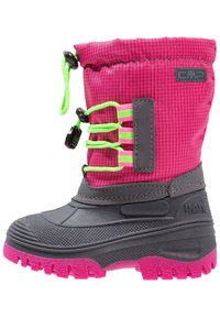 Botte d'hiver pour enfant avec dessus en tissu rose, partie inférieure en caoutchouc gris, lacets vert vif et semelle rose texturée pour terrain accidenté.