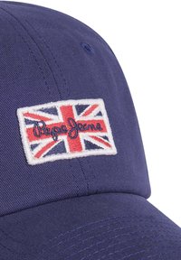 Casquette bleu marine avec une visière incurvée, dotée d'un patch rectangulaire brodé avec un drapeau britannique et "Pepe Jeans" en cursive rouge.