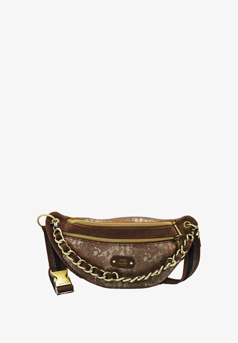 Pochette en suède marron avec accent en chaîne, deux poches zippées et un motif effet serpent texturé. Quincaillerie en ton doré pour plus de détails.