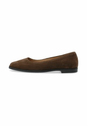 Zapato plano de ante marrón con puntera redondeada y suela negra baja, visto de lado sobre un fondo blanco.