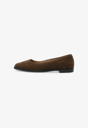 Zapato plano de ante marrón con puntera redondeada y suela negra baja, visto de lado sobre un fondo blanco.