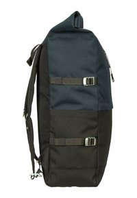 Zaino con una combinazione di colori blu scuro e nero. Realizzato in tessuto resistente, presenta due spallacci regolabili e una chiusura roll-top.