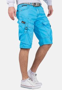 Shorts cargo bleus vifs en tissu léger, dotés de multiples poches, d'accents en boucle et d'une coupe décontractée, coupés au niveau des genoux.