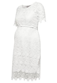 Vit spets gravidklänning med korta ärmar, åtsittande livstycke och utsvängd kjol. Har ett dekorativt bälte och vågig fåll.