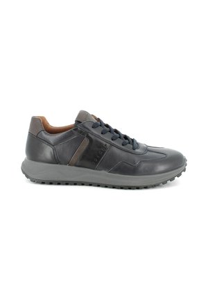 Sneaker in pelle grigia scura con finitura testurizzata, caratterizzate da lacci blu navy, un accento marrone sul tallone e una suola in gomma robusta.