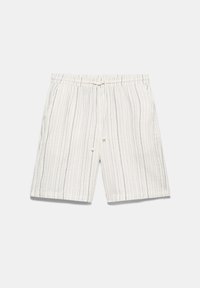 Shorts blancs décontractés avec fines rayures verticales noires, taille élastique et cordon, affichés sur un fond gris.