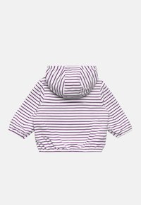 Giacca con cappuccio a righe viola e bianche, caratterizzata da un orlo e polsini elasticizzati, realizzata in tessuto leggero. Vista posteriore mostrata.