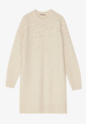 Abito girocollo lavorato a maglia color crema con maniche lunghe e dettagli metallici sparsi nella parte superiore.