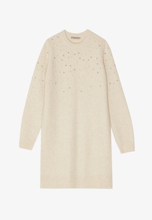 Abito girocollo lavorato a maglia color crema con maniche lunghe e dettagli metallici sparsi nella parte superiore.