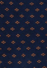 Granatowy materiał z powtarzającym się wzorem małych, pomarańczowych krzyży. Tekstura jest prążkowana, co zapewnia subtelną, dotykową powierzchnię.