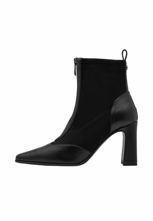 Schwarzer Stiefelette mit spitz zulaufender Zehe, Blockabsatz, seitlichem Reißverschluss und Zuglasche hinten, Kombination aus Leder- und Stoffmaterialien.