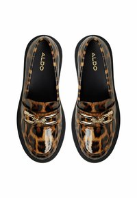 Une paire de mocassins en cuir verni à imprimé léopard avec des semelles noires et des boucles en chaîne dorée, marqués ALDO à l'intérieur.