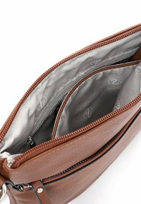 Borsa a pochette in pelle sintetica marrone con chiusura a zip, caratterizzata da una texture liscia e foderata internamente in grigio con più scomparti.