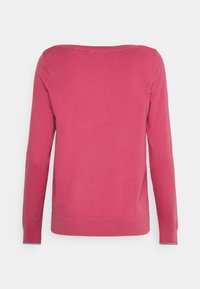 Maglione crew-neck magenta con maniche lunghe, texture liscia, polsini e orlo a coste. Design minimalista, senza decorazioni visibili.