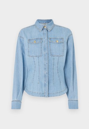 Veste en denim bleu clair avec un front à boutons, deux poches poitrine et des accents dorés. Présente une coupe structurée et un col standard.