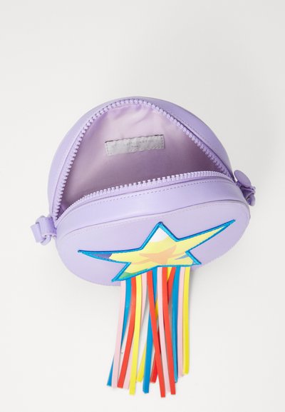 Ümmargune lilla kott, mis on valmistatud pehmest materjalist, millel on tähek Design ja värvilised tupsud punases, kollases ja sinises. Ülemine lukuga sulgus.