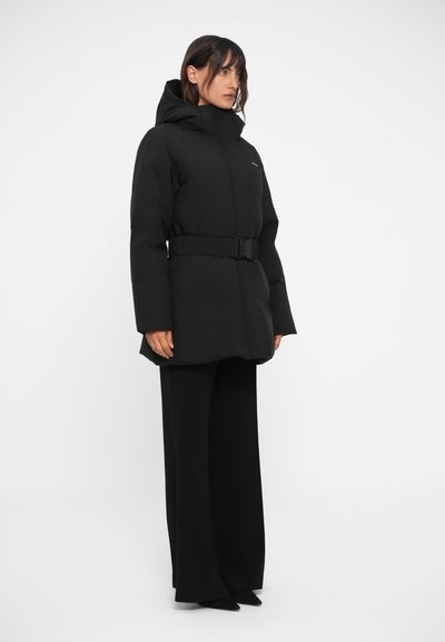 Crni zakopčani kaput s kapuljačom, pojasom u struku i elegantnim dizajnom. Tkanina izgleda glatko, bez vidljivih uzoraka ili detalja.