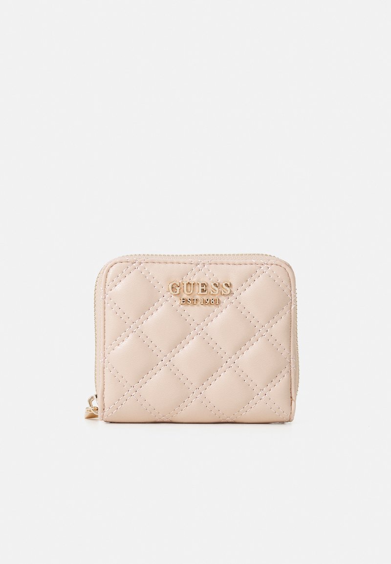 Lappet lys rosa lommebok laget av syntetisk materiale. Har belagt gull-fargede detaljer og glidelås. Utslått logo på forsiden.