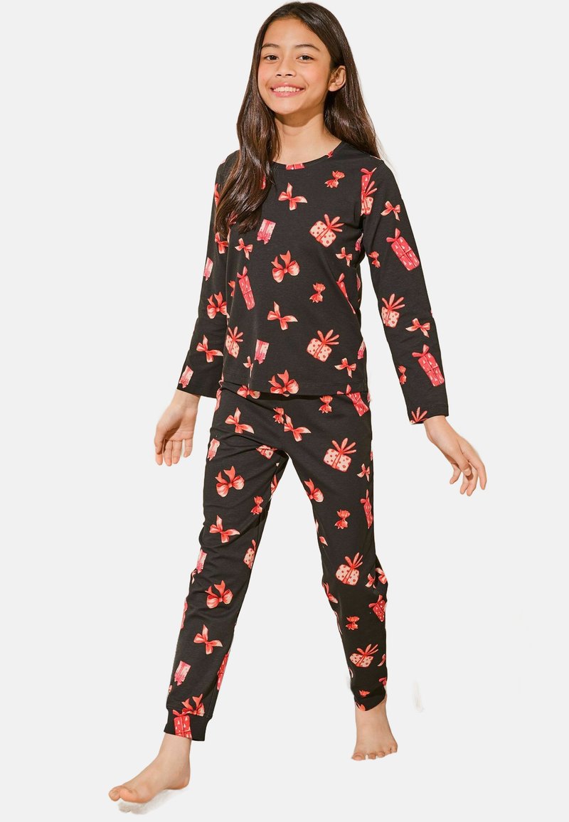 Set de pijama negru format dintr-o bluză cu mâneci lungi și pantaloni, decorat cu modele de cadouri roșii și fundițe. Material moale, cu o ajustare strânsă.
