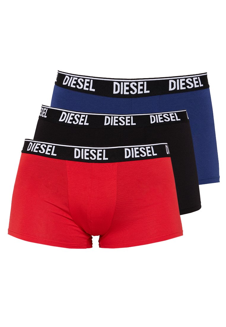 Trois paires de boxers pour hommes en rouge, noir et bleu. Chacune possède un logo "DIESEL" blanc sur une ceinture élastique noire. Matériau en coton doux.