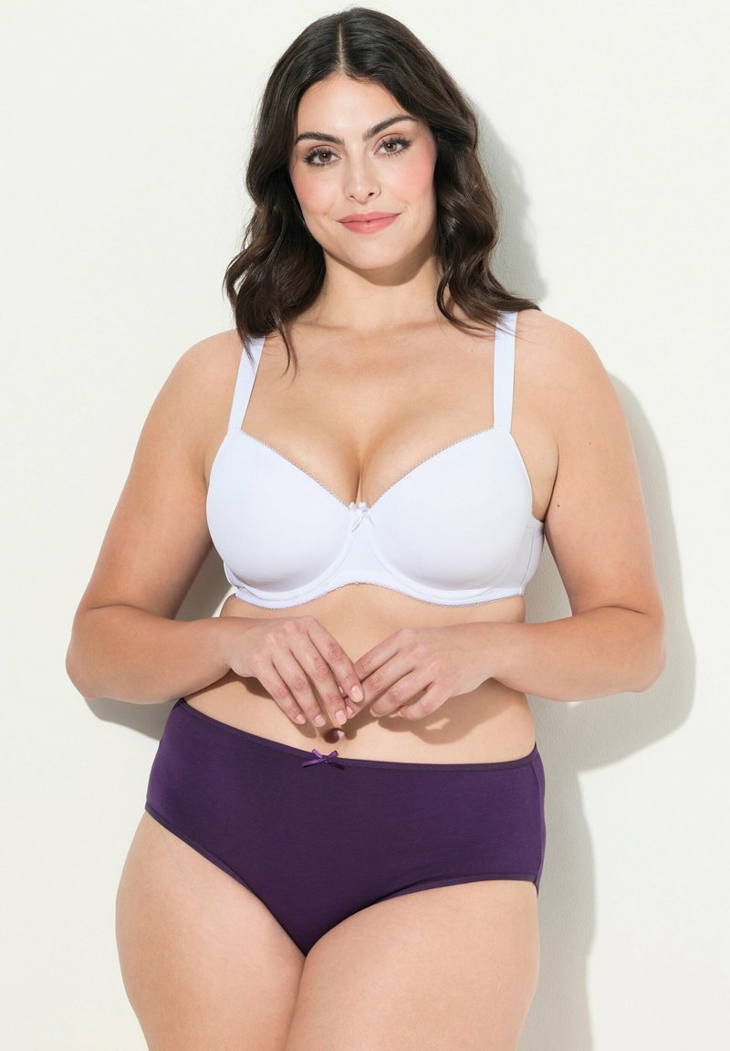Witte onderwired bra met kantafwerking en strikdetail; gecombineerd met paarse hooggesneden slipjes met een bijpassend strikaccent. Gladde textuur van de stof.