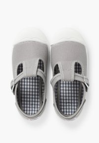 Zapatos de lona grises con suelas de goma blanca, lados abiertos y una correa. Interior forrado con un patrón de cuadro vichy en azul y blanco.
