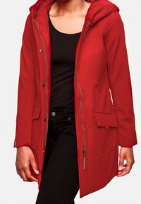 Chaqueta roja con capucha, cremallera frontal, dos bolsillos laterales y puños elásticos. Fabricada con tejido suave y detalle de logo en el pecho.
