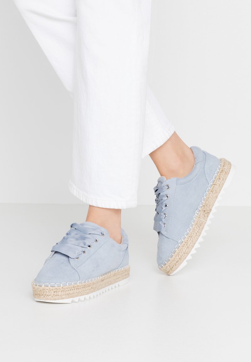 Baskets en daim bleu clair avec une semelle intermédiaire en jute texturé et une semelle extérieure en caoutchouc blanc. Présentent un design à lacets et un bout arrondi.