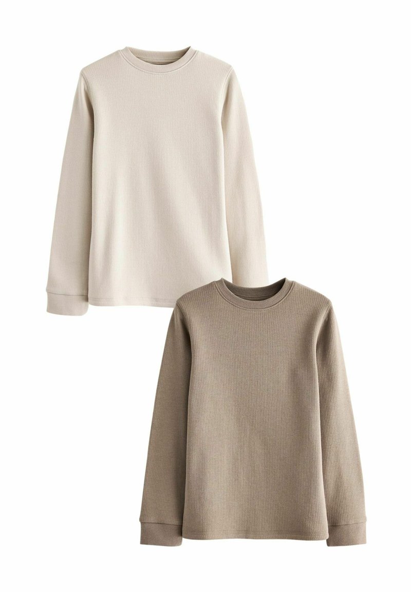 Due maglie a manica lunga in maglia: una color crema e una marrone chiaro. Ognuna ha una texture a coste, scollo rotondo e maniche con polsini.