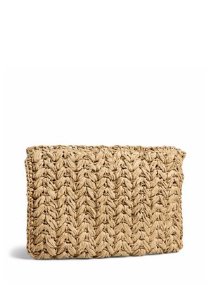 Rechteckige beige gewebte Clutch mit grober geflochtener Struktur, auf weißem Hintergrund aufrecht stehend.