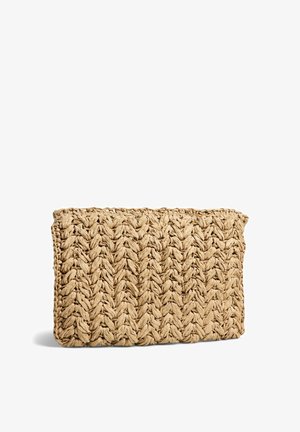 Pochette rectangulaire beige en tissu tressé épais, debout sur un fond blanc.
