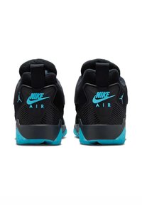 Juodi sportiniai bateliai su tekstūruotu viršumi, mėlynos spalvos akcentai ant kulno ir pado. Ryškiai matomas užrašas „NIKE AIR“.